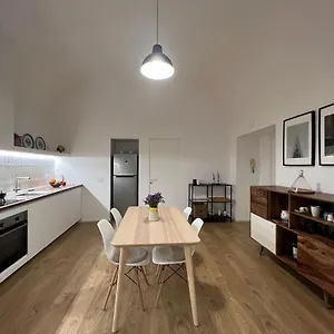 Apartment La Finestra Su Chiaia, Naples